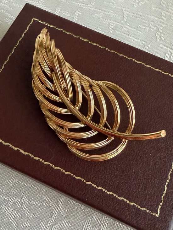 Monet Jewelry - Monet Gold Leaf-Style Women's Brooch Pin - Elegant Feather Design